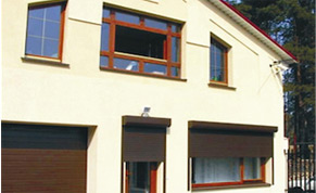 Фото установки защитных роллет на окна